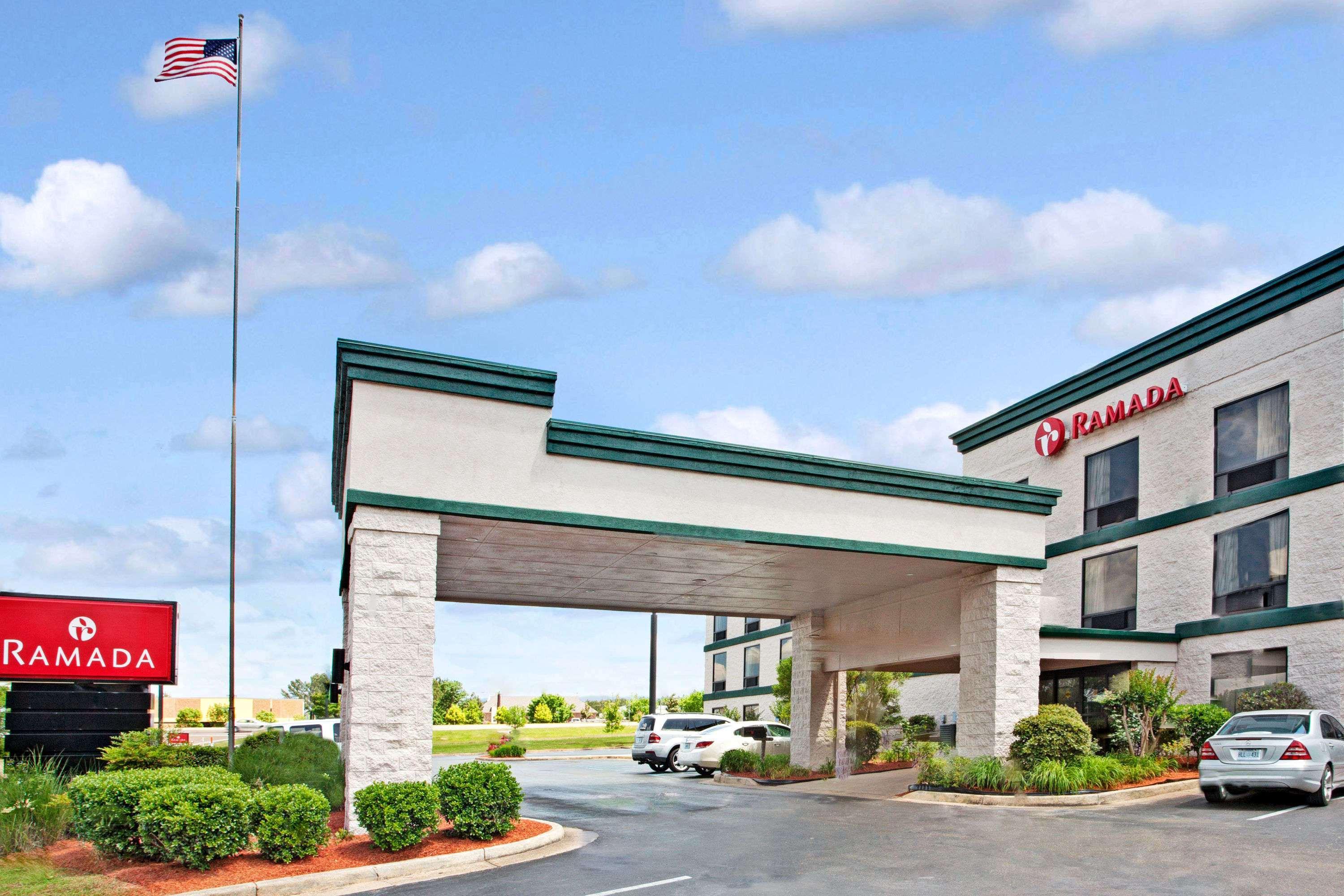 Ramada By Wyndham Pearl/Jackson Airport Hotell Exteriör bild