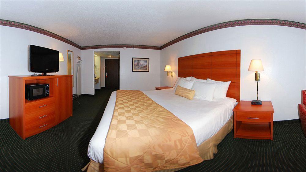 Ramada By Wyndham Pearl/Jackson Airport Hotell Exteriör bild