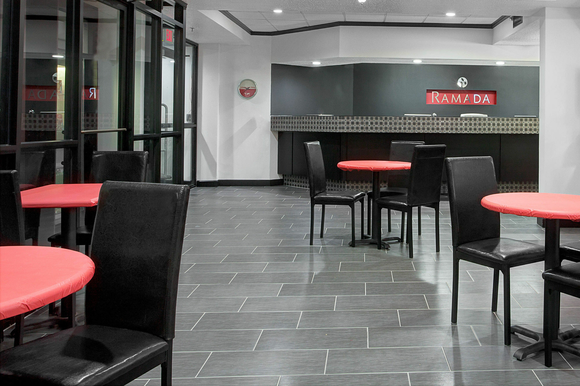 Ramada By Wyndham Pearl/Jackson Airport Hotell Exteriör bild